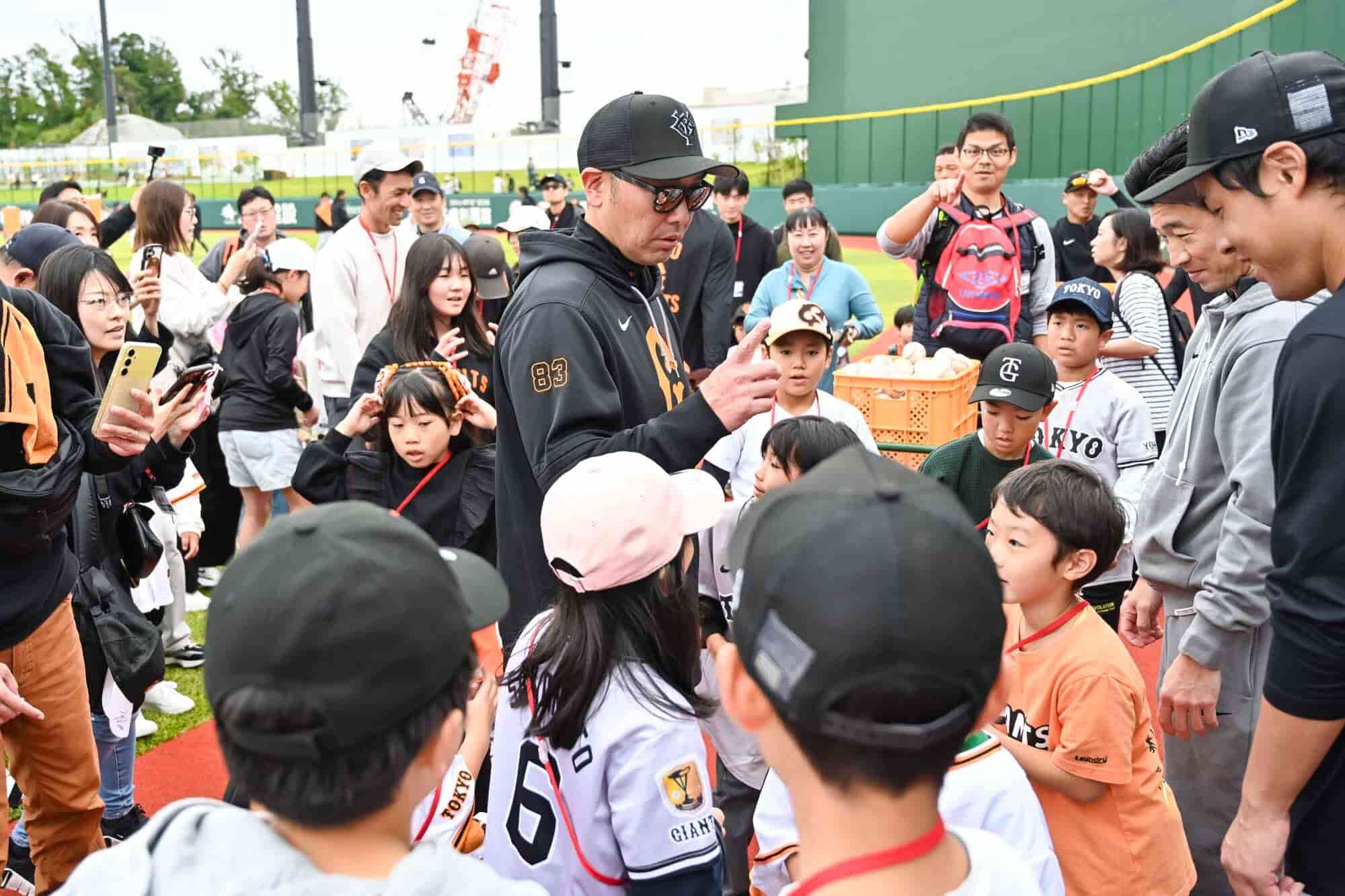 【レポート】ボール拾いで選手をサポート  秋季キャンプの恒例イベントが人気です 