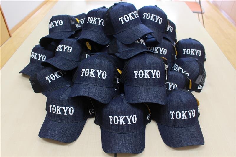 稲城市立南山小学校の子どもたちにオリジナルキャップを寄贈