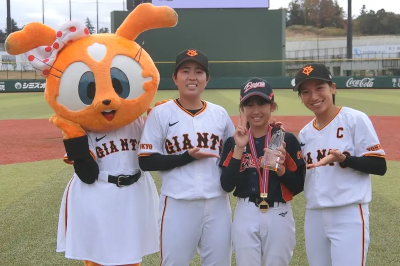 記念撮影するMVPの須賀梨々花選手 1.png