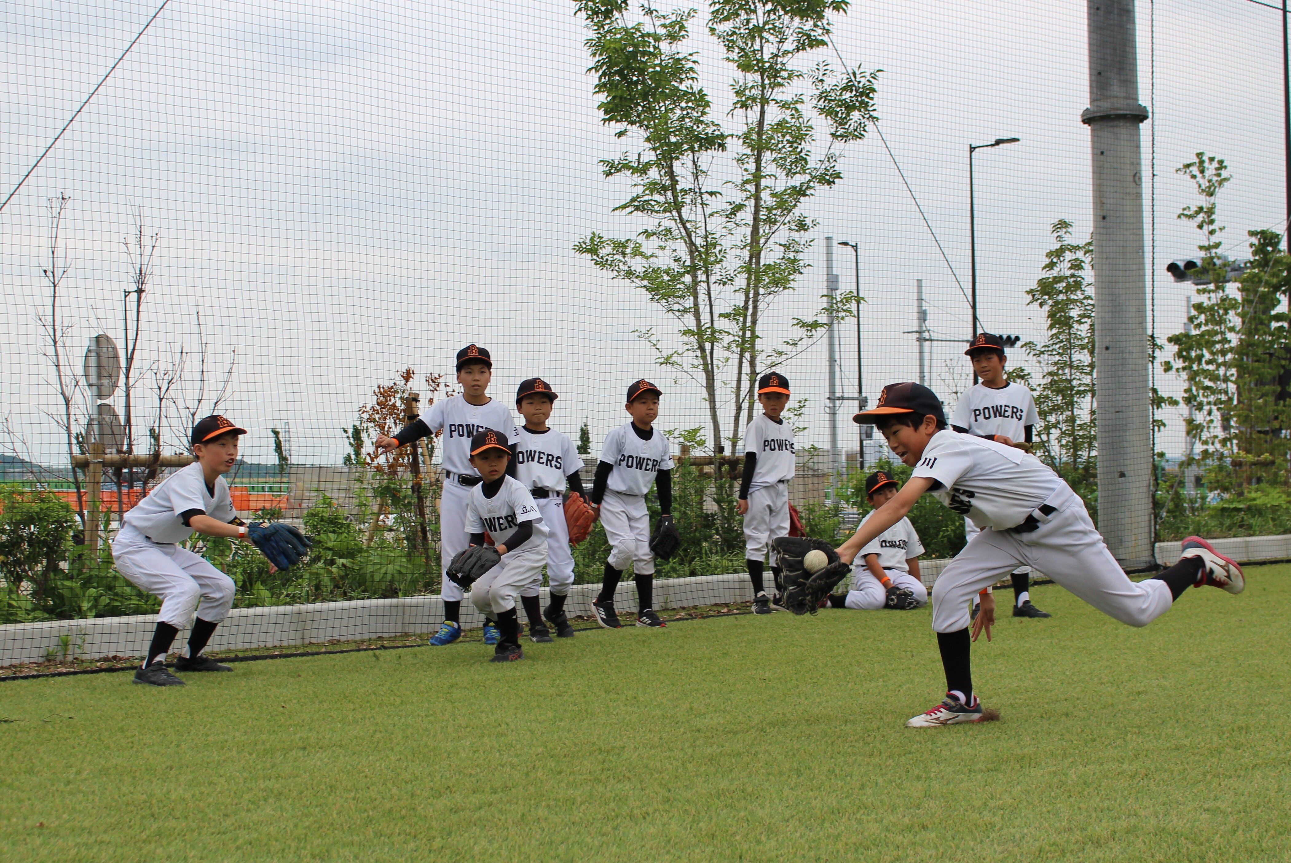 【レポート】プロ仕様の人工芝でキャッチボール<br> 立川市の少年野球チームがサブグラウンドを体験