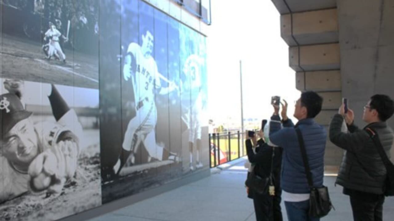 【レポート】長嶋さんお別れの会　Ｇタウンにも多くのファン 　壁面装飾や等身大パネルに記念撮影の列