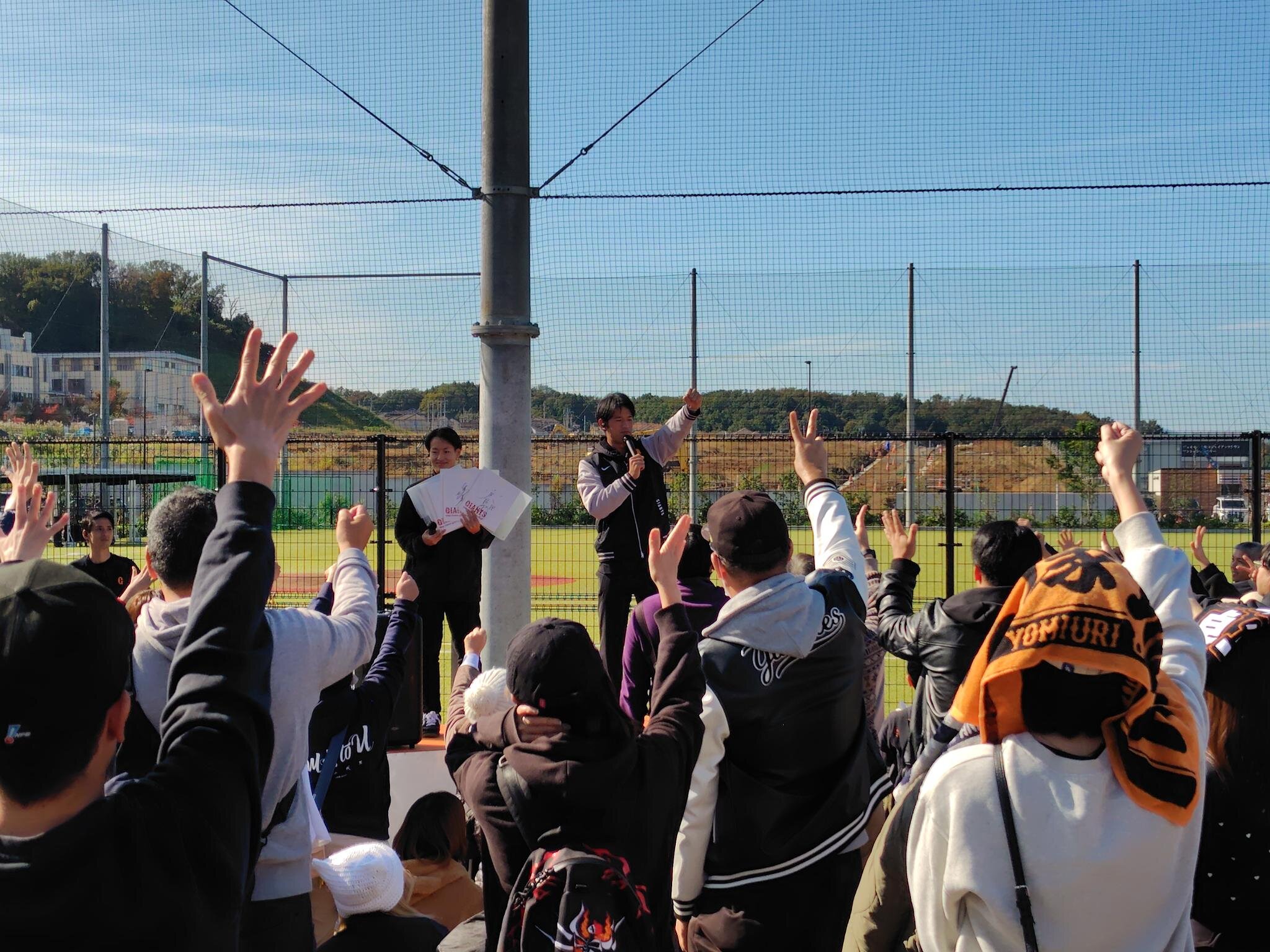 【レポート】貴重なサイングッズを手に入れたい！ <br>ジャイアンツ拳はMCのトーク力で連日、大盛り上がり 