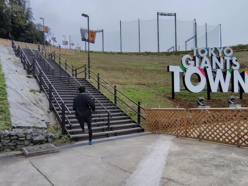 「これ、きっつー」 思わず声が漏れる〝地獄〟の階段ダッシュ<br>投手陣も頑張っています！ 