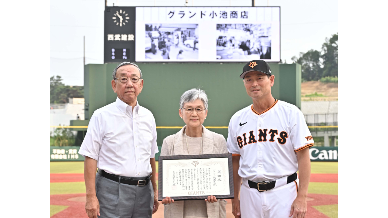「生活の中にジャイアンツがいた感じ」。G選手を支えた名物おでん屋さんに球団から感謝状。球場内に店の再現コーナーも