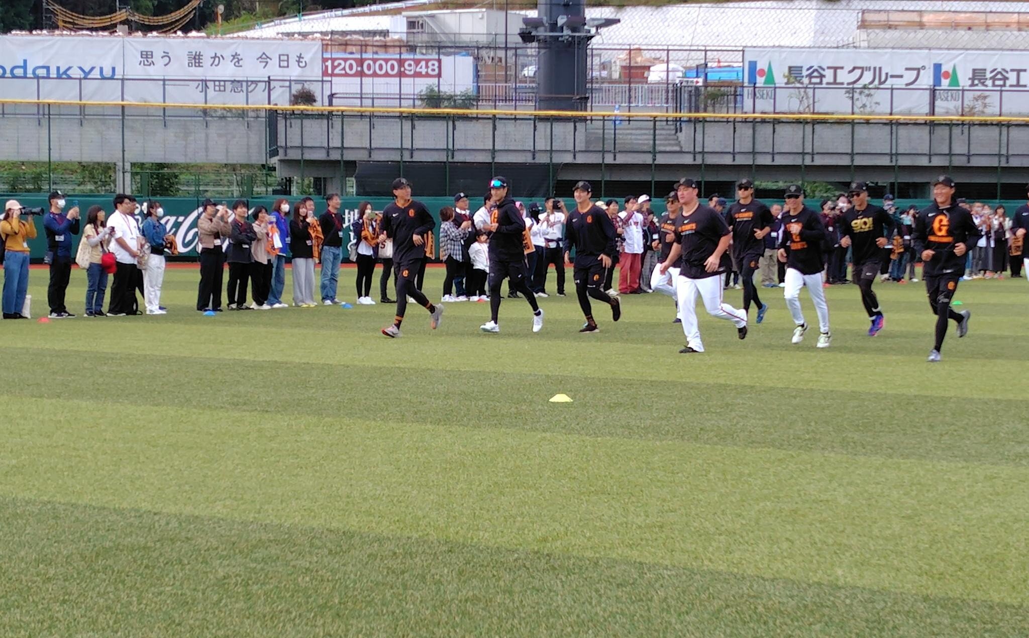 憧れの選手が目の前に！<br>秋季キャンプでウォーミングアップ見学を初開催