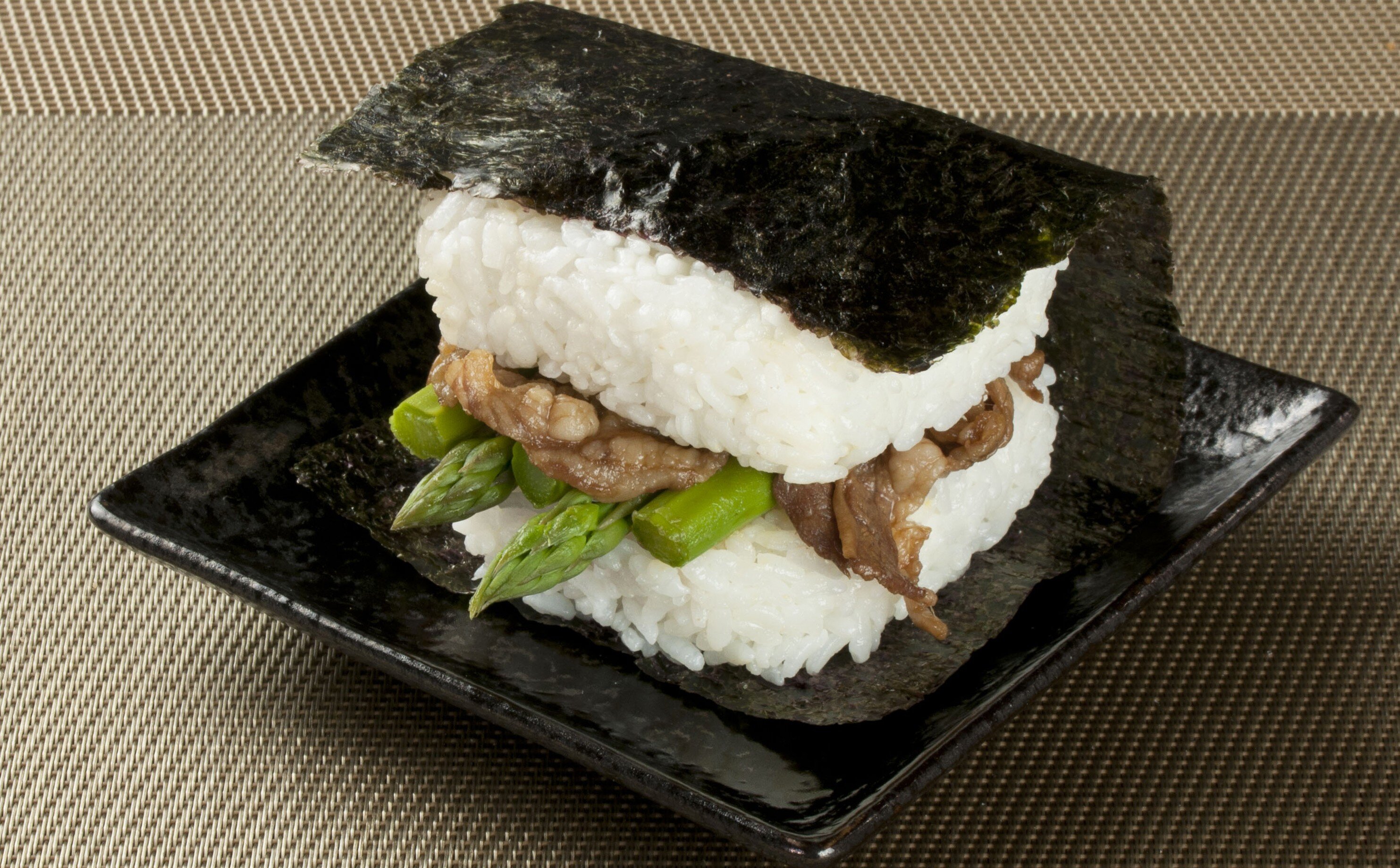 おにぎらず（牛肉アスパラ）